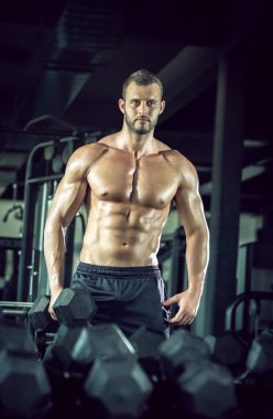 pazı bukleler yapan erkek