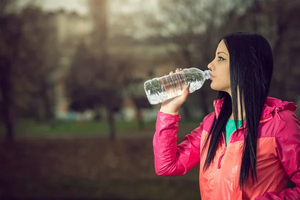 Chica agua potable en el parque — Foto de Stock