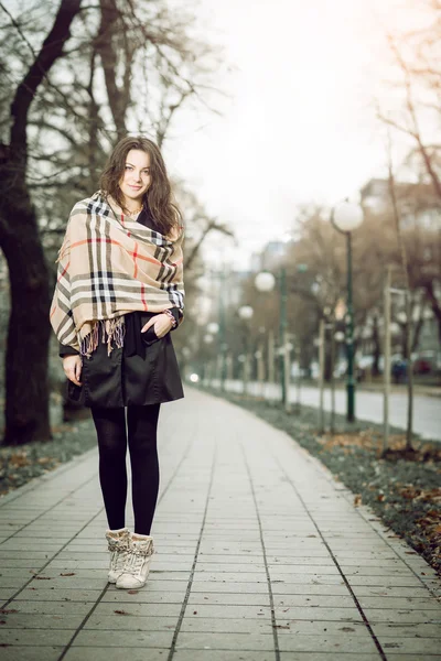 Young elegant girl in park during autumn — Stock Photo, Image