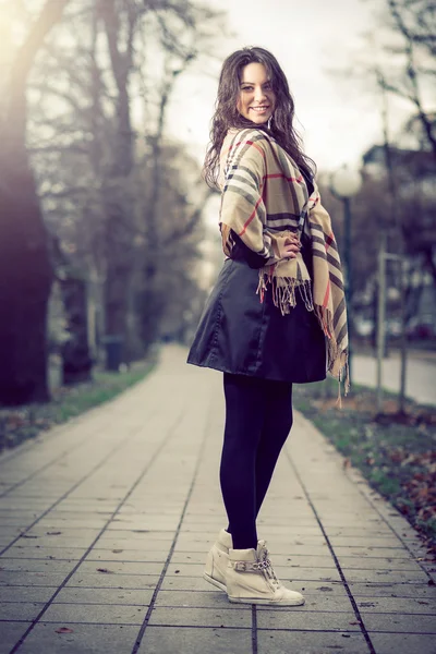 Junges elegantes Mädchen im Herbst im Park — Stockfoto