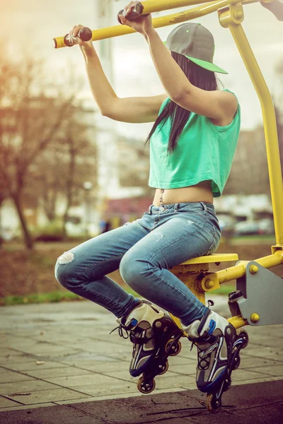 Chica haciendo hombro prensa al aire libre —  Fotos de Stock