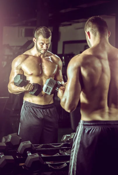 Hombre haciendo rizos de bíceps —  Fotos de Stock