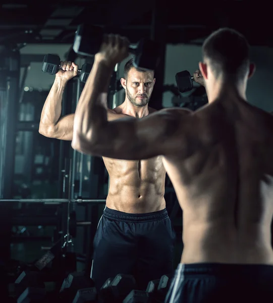 Człowiek robi biceps loki — Zdjęcie stockowe