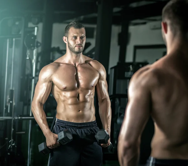 Člověk dělá bicep kudrlinky — Stock fotografie