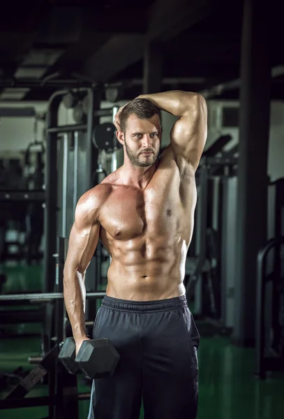 Man doing bicep curls — Stock Photo, Image