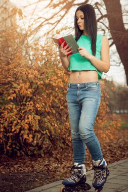 Parktaki kız okuma kitabı