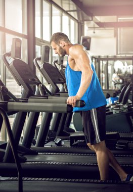 spor salonunda treadmill çalışan genç adam