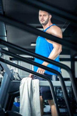 spor salonunda treadmill çalışan genç adam