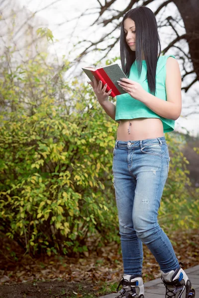 在公园的女孩阅读书 — 图库照片