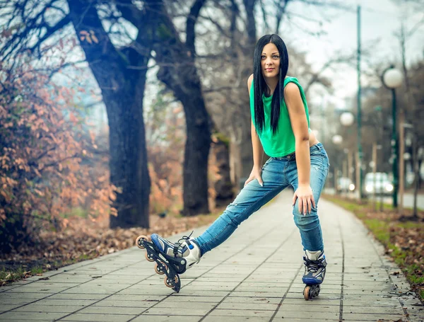 Patinaje de niña en el parque —  Fotos de Stock