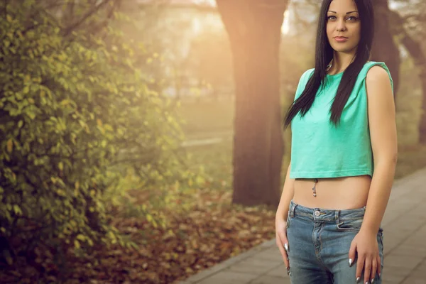 Chica joven posando con piercing en el ombligo — Foto de Stock