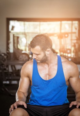 Salonda oturan genç adam