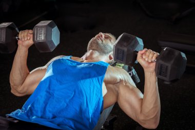 pazı bukleler yapan erkek.