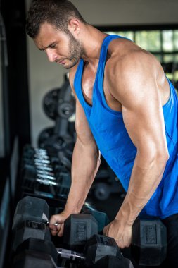 Pazı bukleler spor salonunda yapan erkek