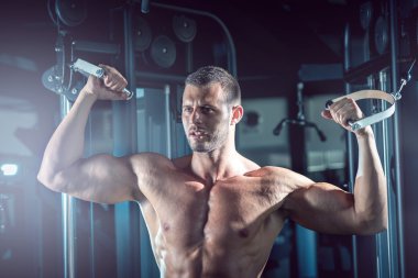 kablo sinek içinde jimnastik yapan erkek