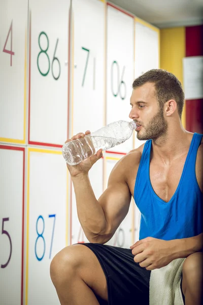 Man drinkwater in de kleedkamer — Stockfoto