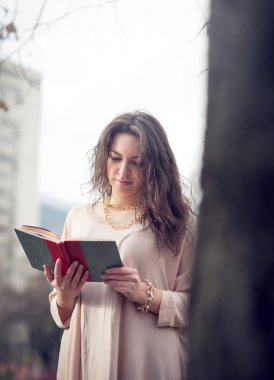 Kız parkta bir kitap okuma