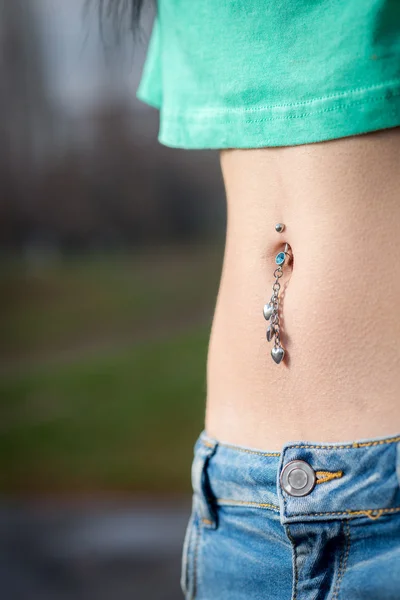 Nabelpiercing aus nächster Nähe — Stockfoto