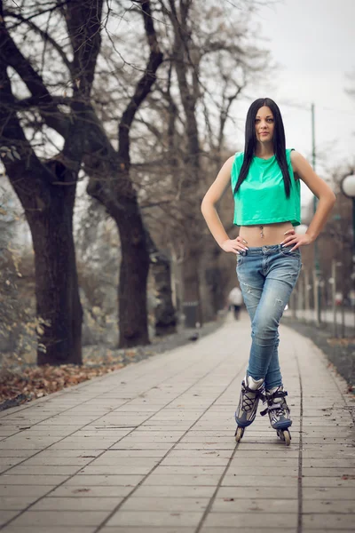 Patinaje de niña en el parque —  Fotos de Stock