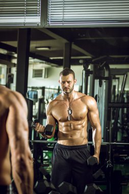 Yapan erkek spor salonunda bukleler