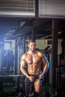 vücut geliştirmeci gösteren bacak kasları