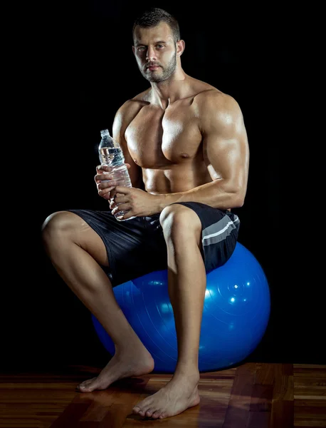 Człowiek wody pitnej w siłowni — Zdjęcie stockowe