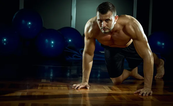 Man doing push-ups in gym — Stock Photo, Image