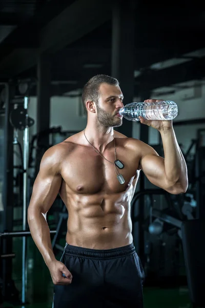 Man dricksvatten i gym — Stockfoto