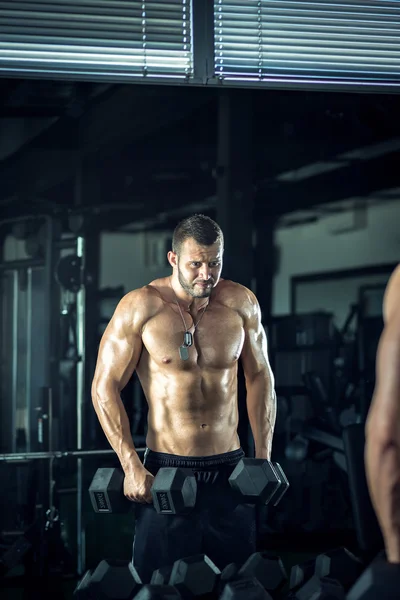 Uomo che fa riccioli in palestra — Foto Stock