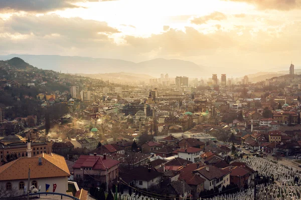 Sarajevo, Bosnia - 01 marzo 2015: Veduta della città e del cimitero — Foto Stock