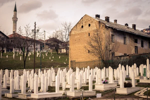 Sarajevo, Bosna - 01 březen 2015: Muslimský válečný hřbitov — Stock fotografie