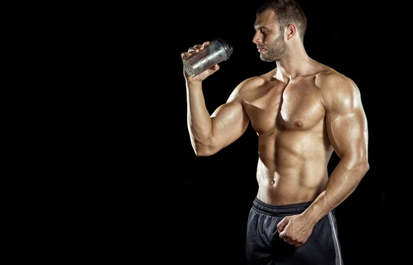 Homem bebendo batido de proteína — Fotografia de Stock
