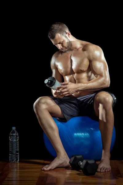 Homem bebendo batido de proteína — Fotografia de Stock