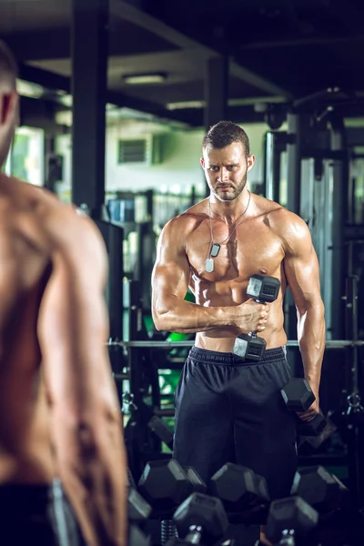 Man doing curls in gym — Stock Photo, Image
