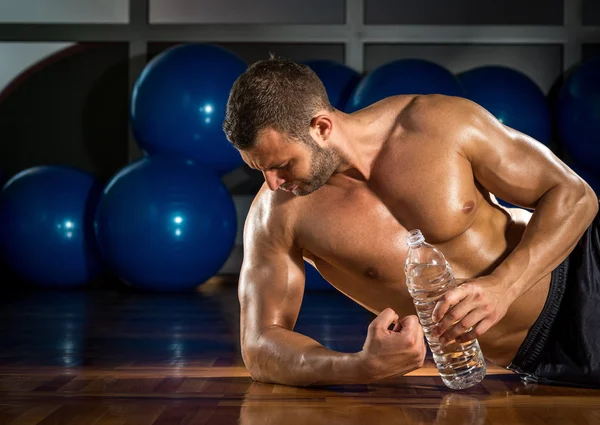 Man lying on gym floor — Stock Photo, Image