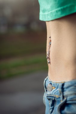 Göbek piercing yakın çekim
