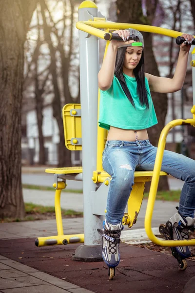 Mädchen macht Schulterpresse im Freien — Stockfoto