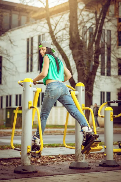 Girl doing exercise in public open air gym — Stock Photo, Image