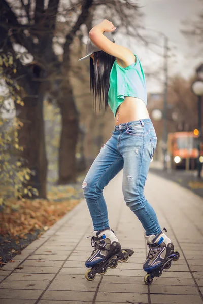 Patinaje de niña en el parque —  Fotos de Stock