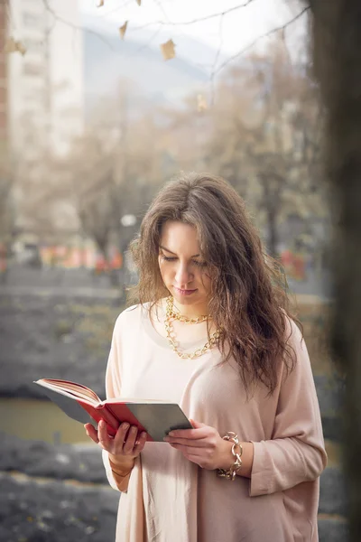 Девушка читает книгу в парке — стоковое фото
