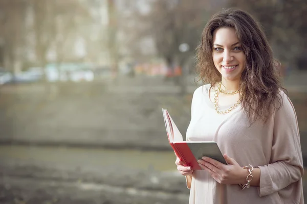 Ragazza che legge un libro nel parco — Foto Stock