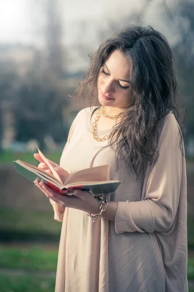 Ragazza che legge un libro nel parco — Foto Stock