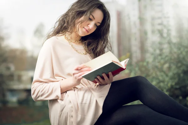 Ragazza che legge un libro nel parco — Foto Stock