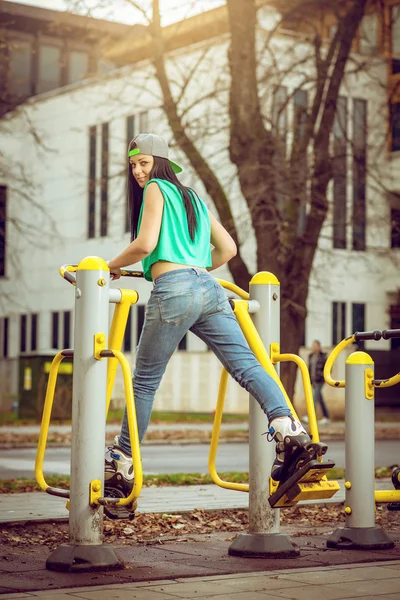 Chica haciendo ejercicio en público gimnasio al aire libre —  Fotos de Stock