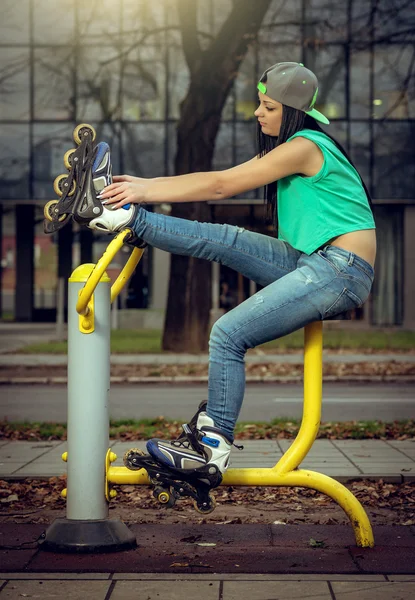 Mädchen entspannt sich auf Fahrrad-Fitnessgerät — Stockfoto