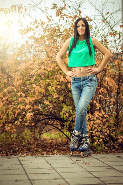 Mädchen beim Rollschuhlaufen im Park — Stockfoto