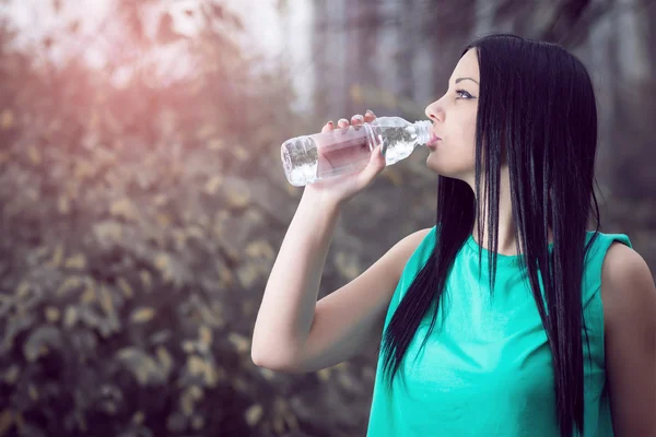 Ragazza acqua potabile nel parco — Foto Stock