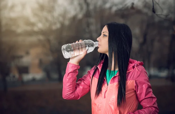 Ragazza acqua potabile nel parco — Foto Stock