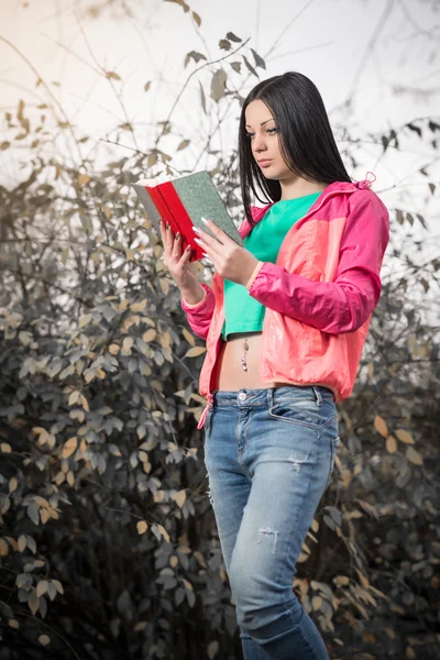 Menina leitura livro no parque — Fotografia de Stock