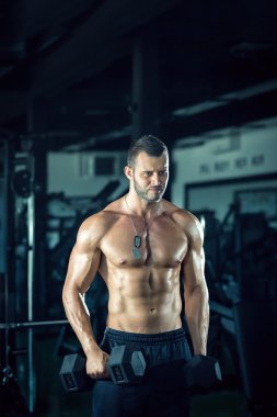 Yapan erkek spor salonunda bukleler